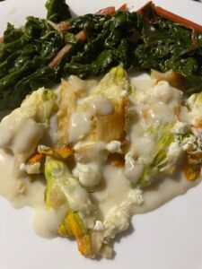 Piatto fiori di zucca ripieni di ricotta