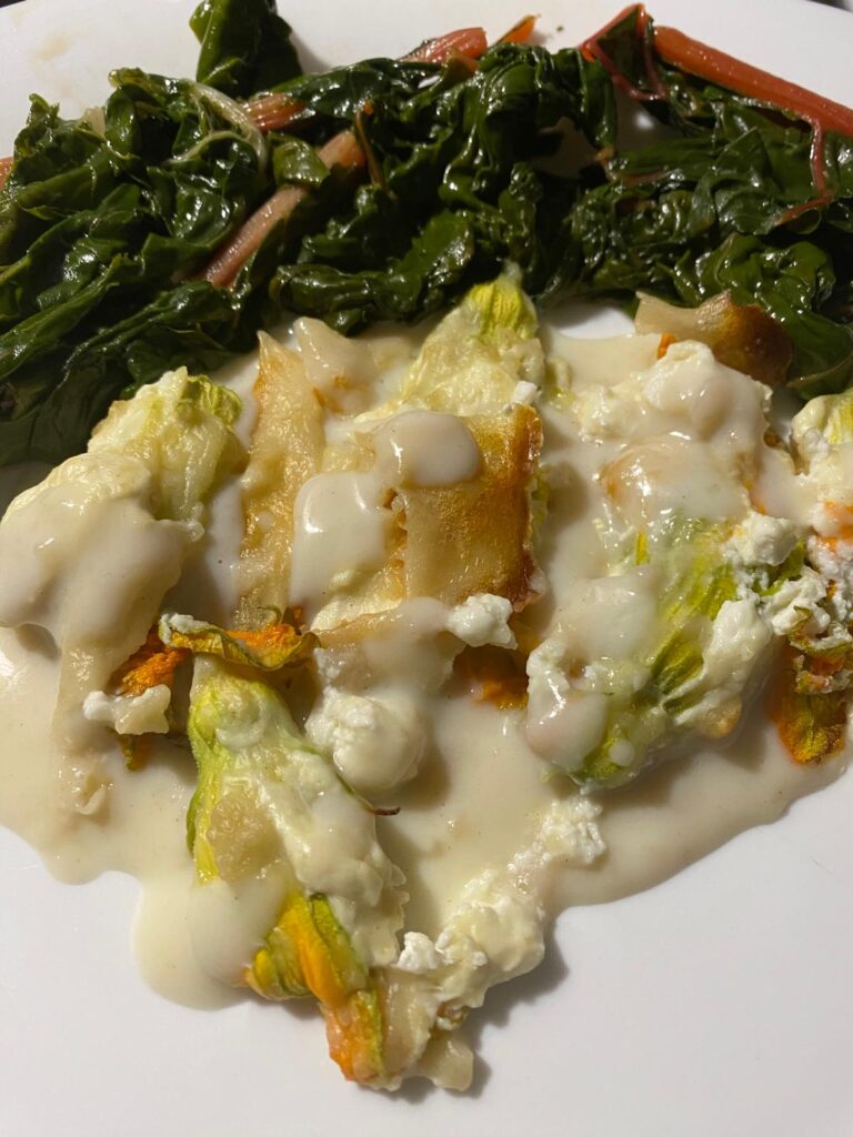 Piatto fiori di zucca ripieni di ricotta