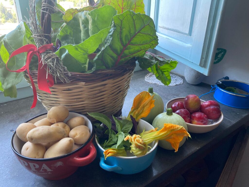 Foto di ortaggi su un davanzale di una finestra