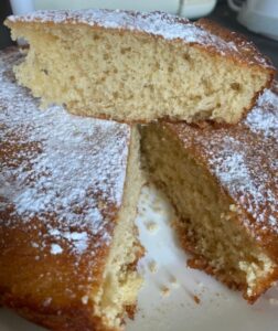 Fetta di torta allo yogurt su un piatto